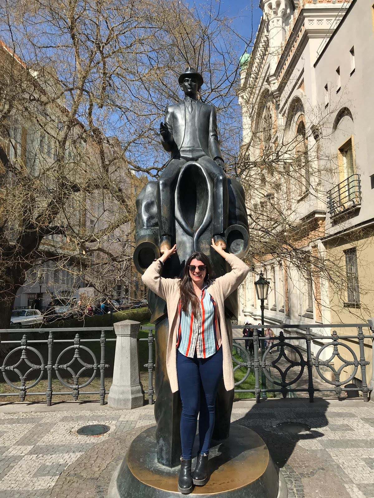 Con la estatua de Franz Kafka