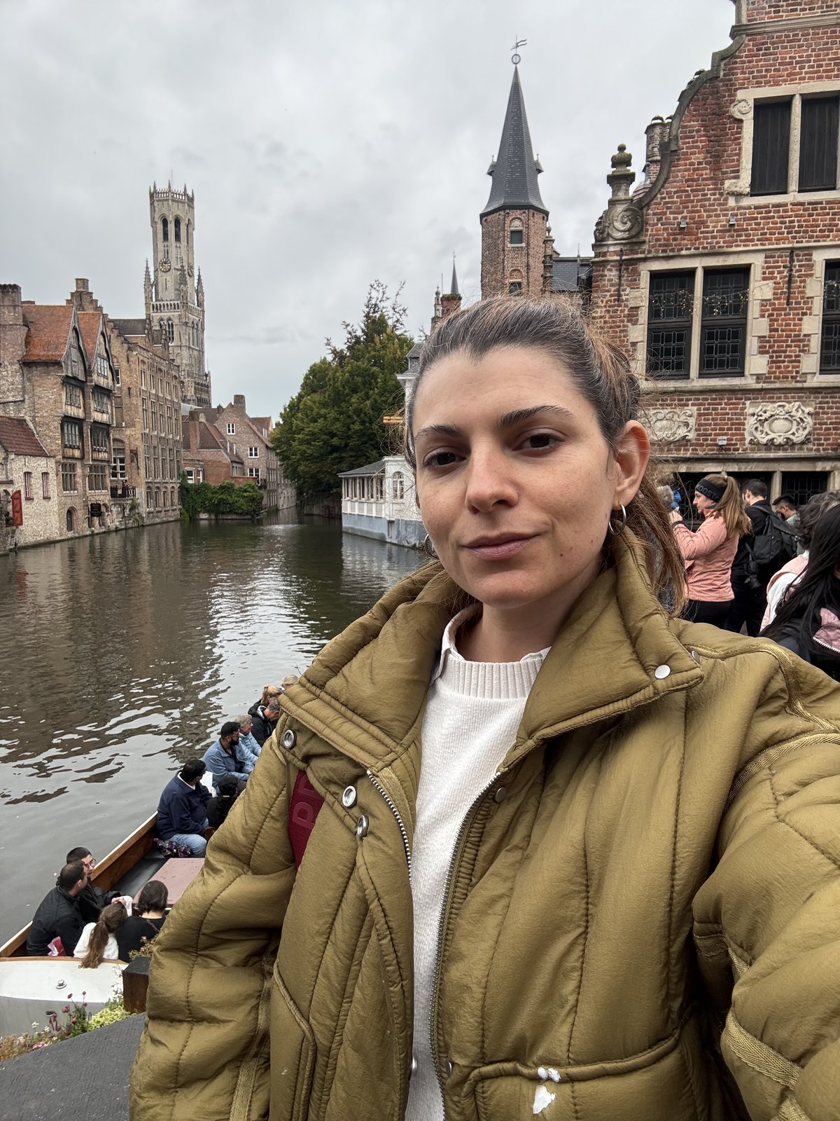 Selfie junto al canal, con el Campanario de Brujas de fondo