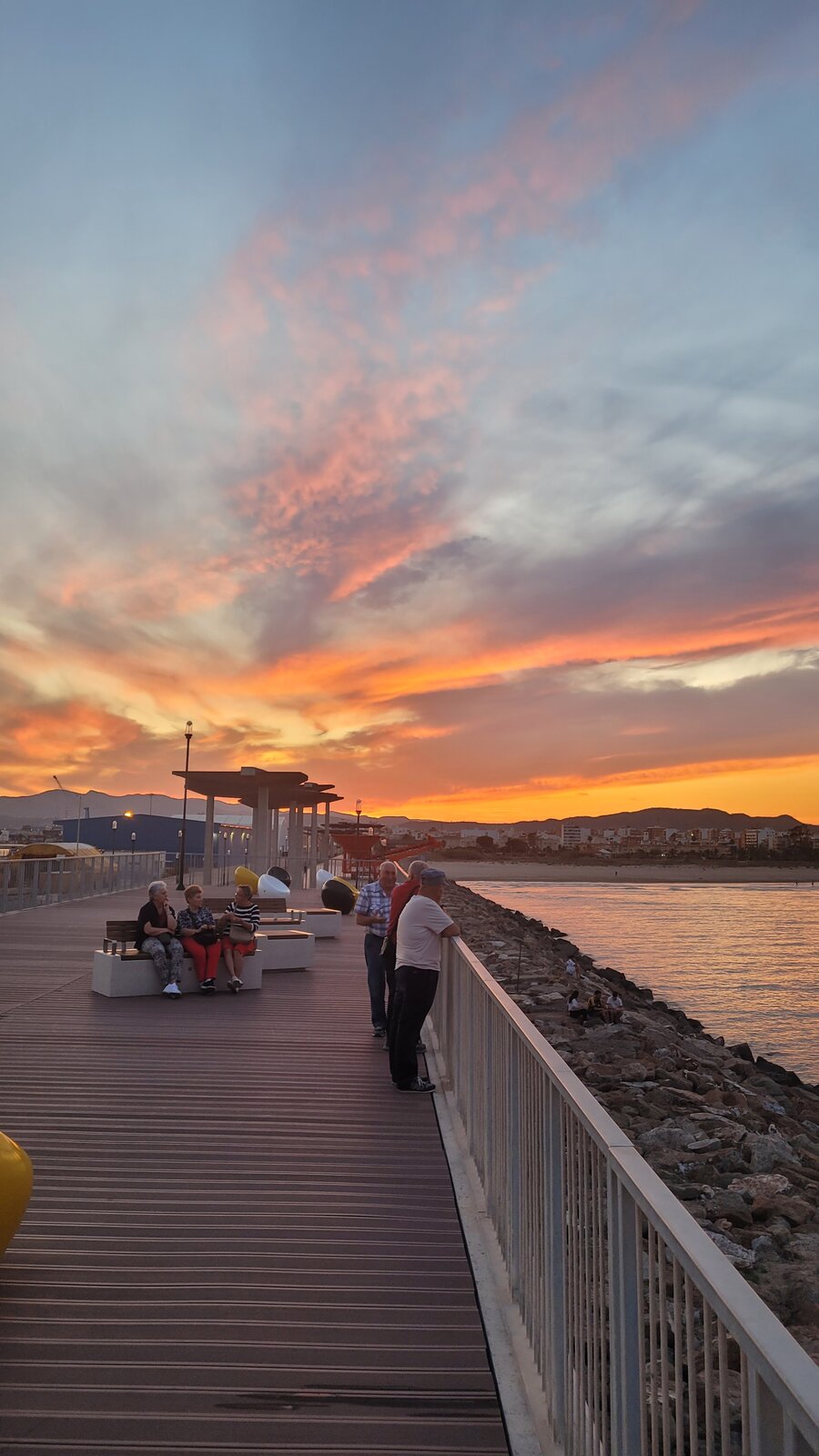 Atardecer en el paseo marítimo, sobre la escollera