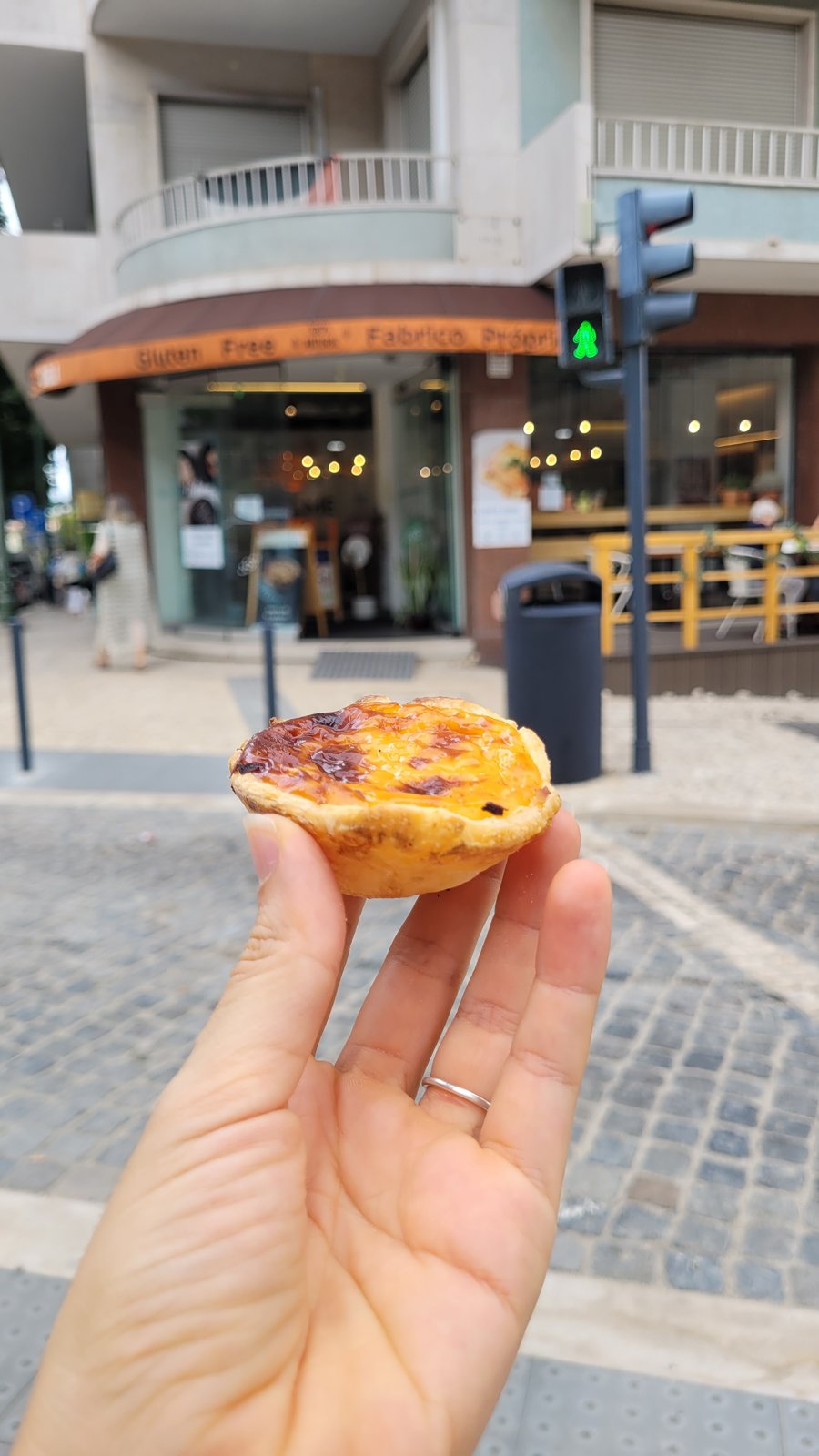 Pastel de nata recién comprado