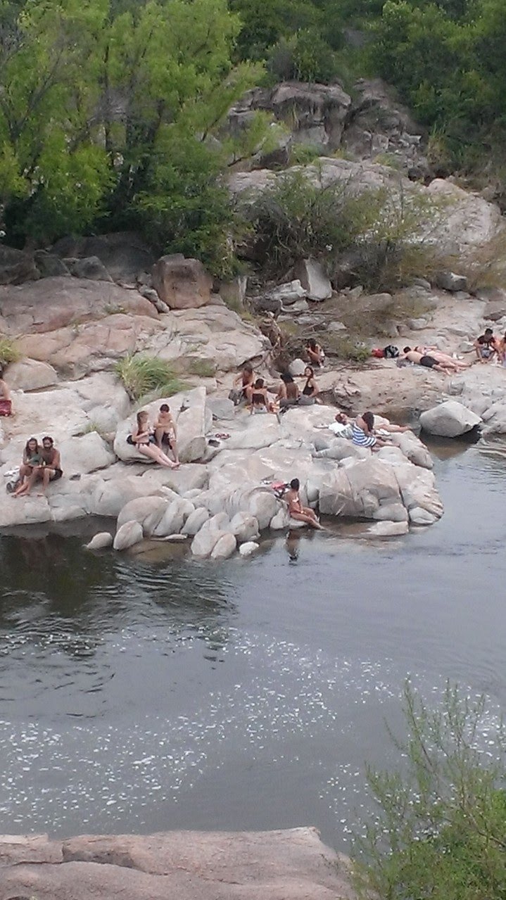 Otro rincón del río en Mina Clavero, lleno de gente en verano