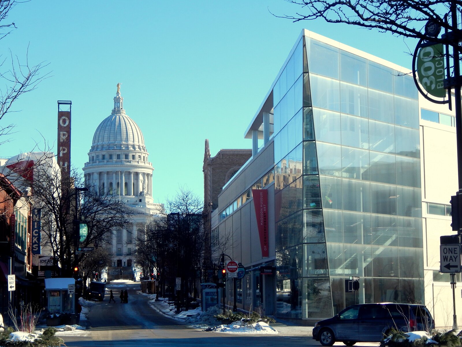 State Street, con el teatro Orpheum y el Capitolio de fondo