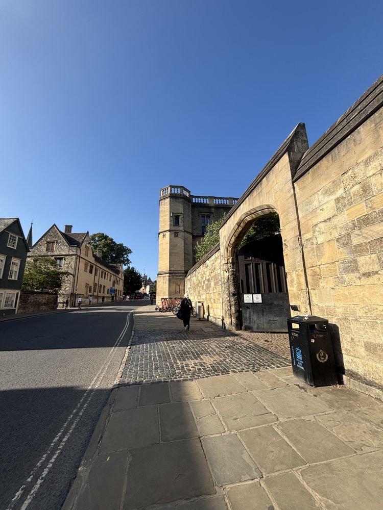 Muros y torre de uno de los colleges de Oxford