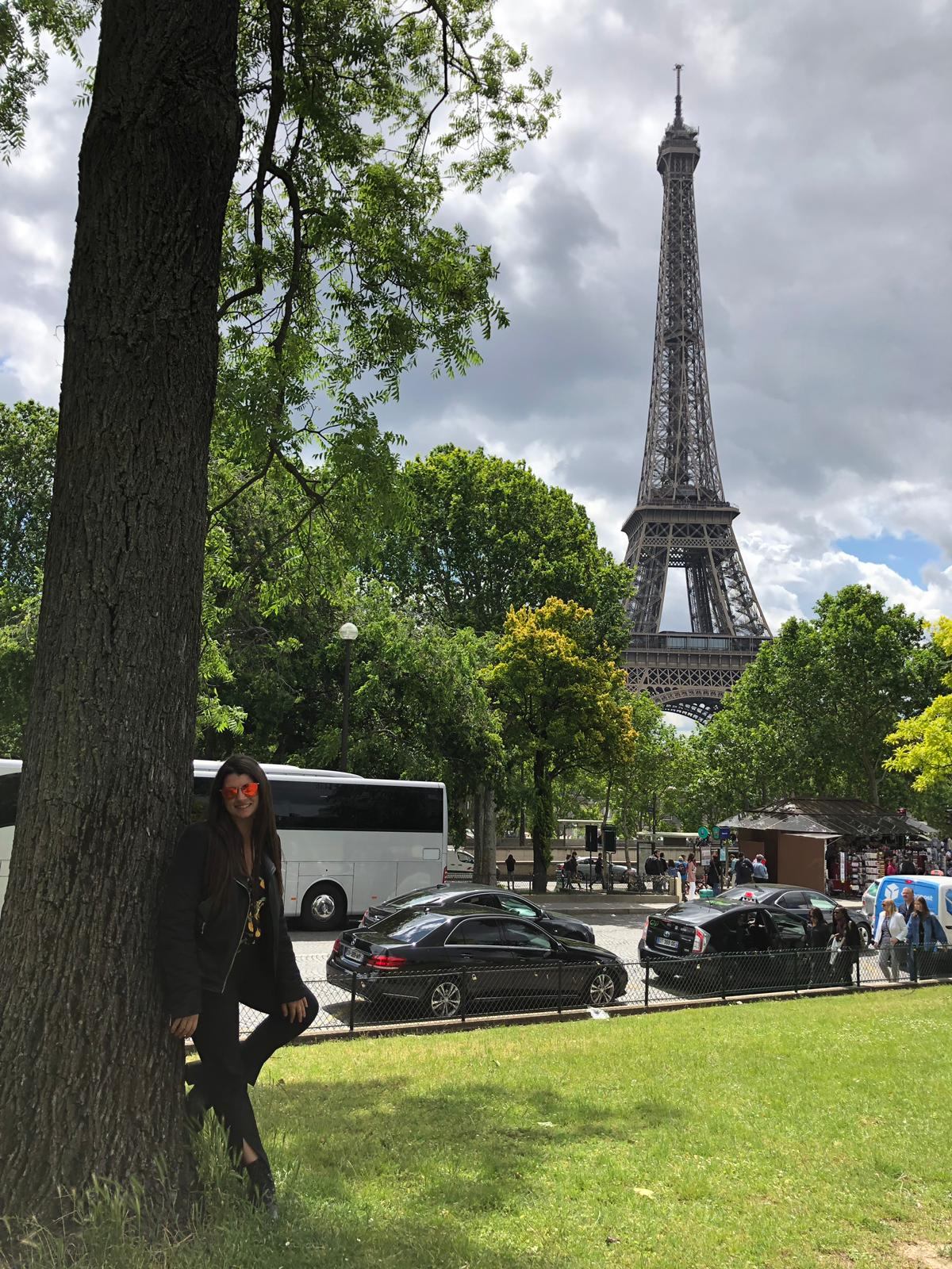 Con la Torre Eiffel de fondo
