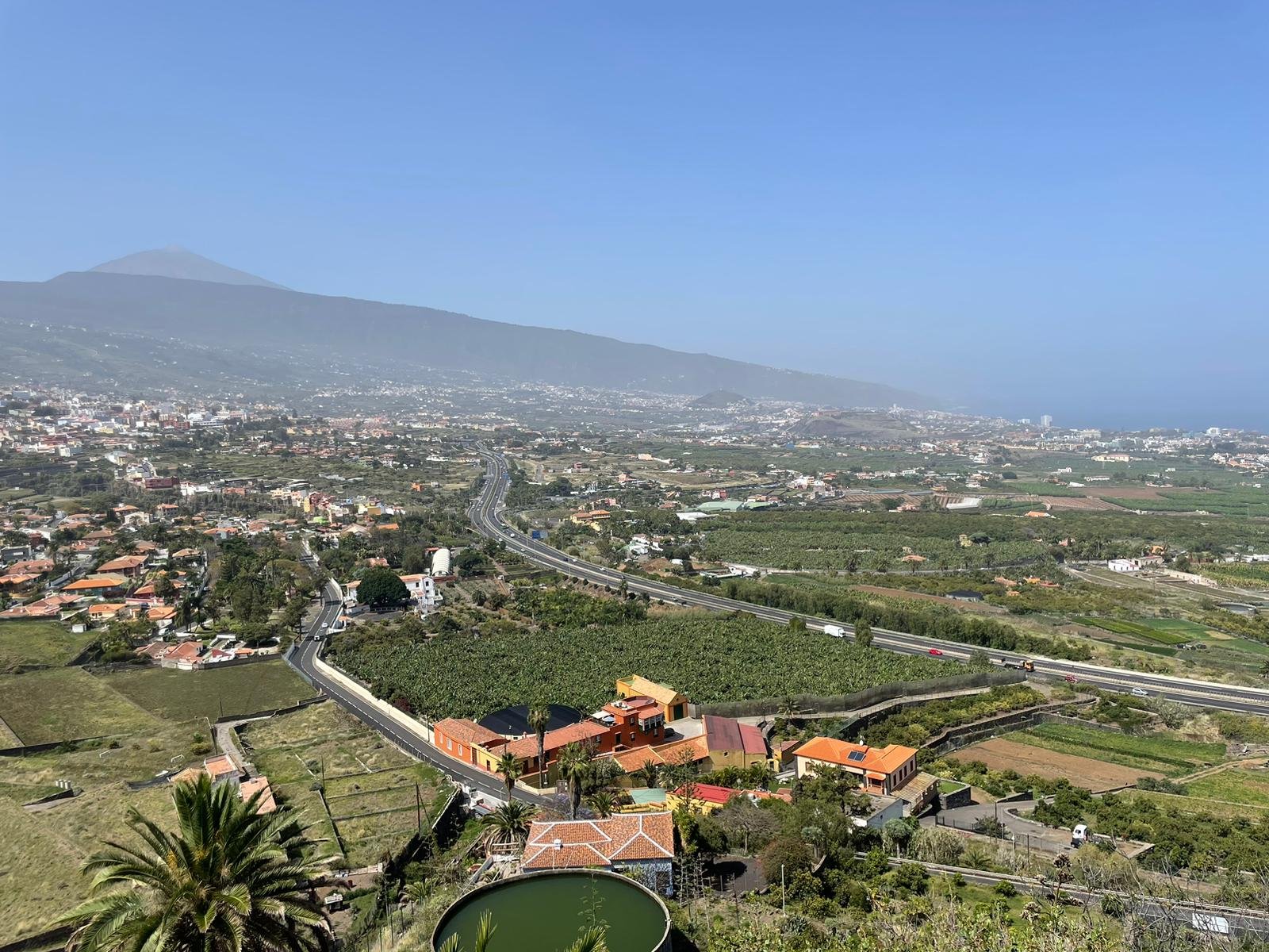 Vista panorámica del valle y la costa de Tenerife