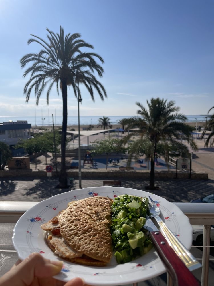 Almorzando con vista al paseo marítimo, desde el balcón
