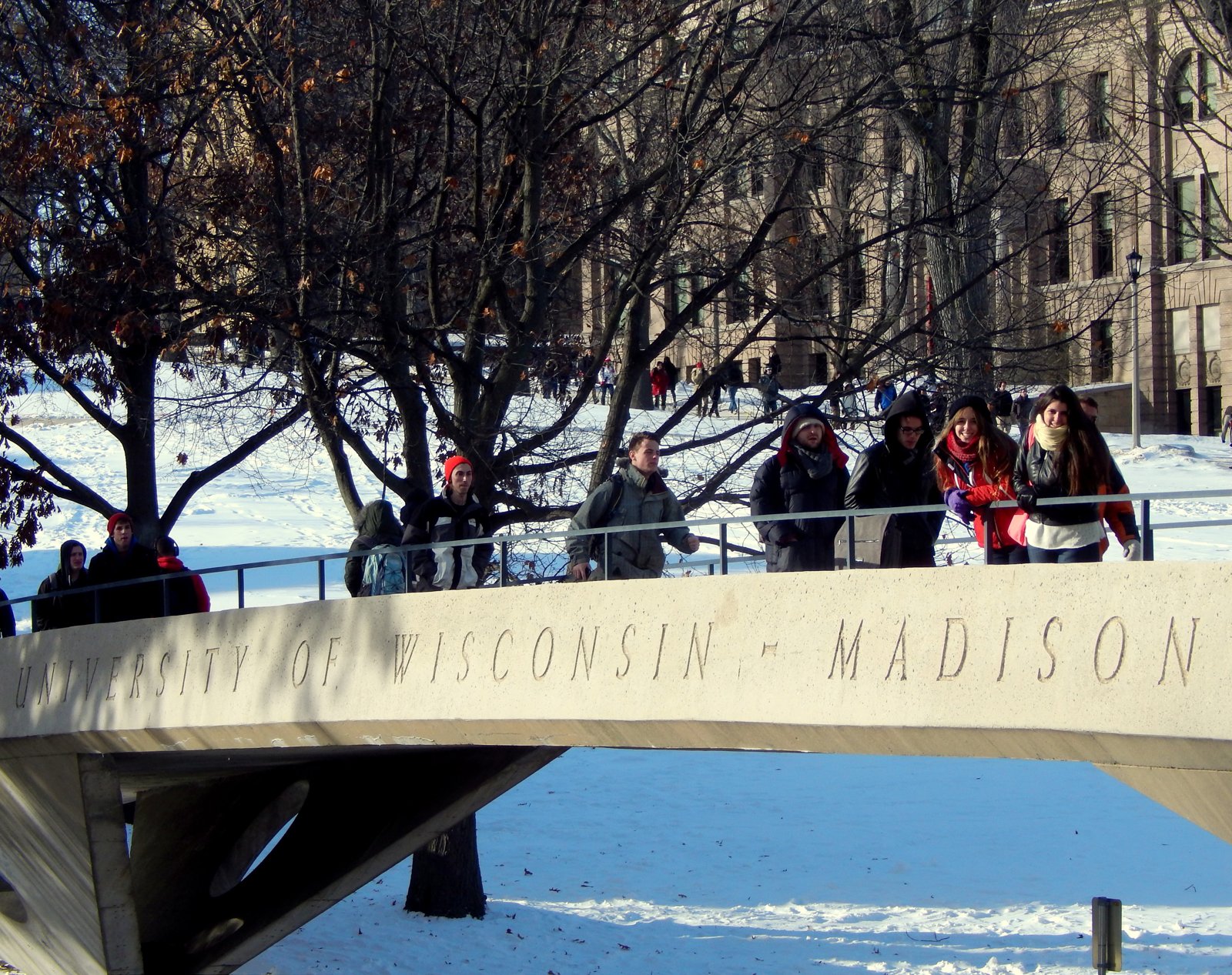 Puente peatonal de la Universidad de Wisconsin-Madison, en invierno