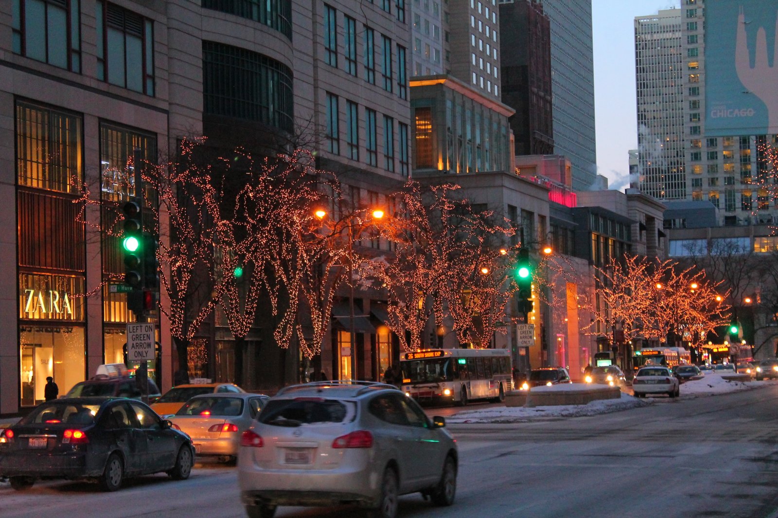 Michigan Avenue de noche, con las luces navideñas