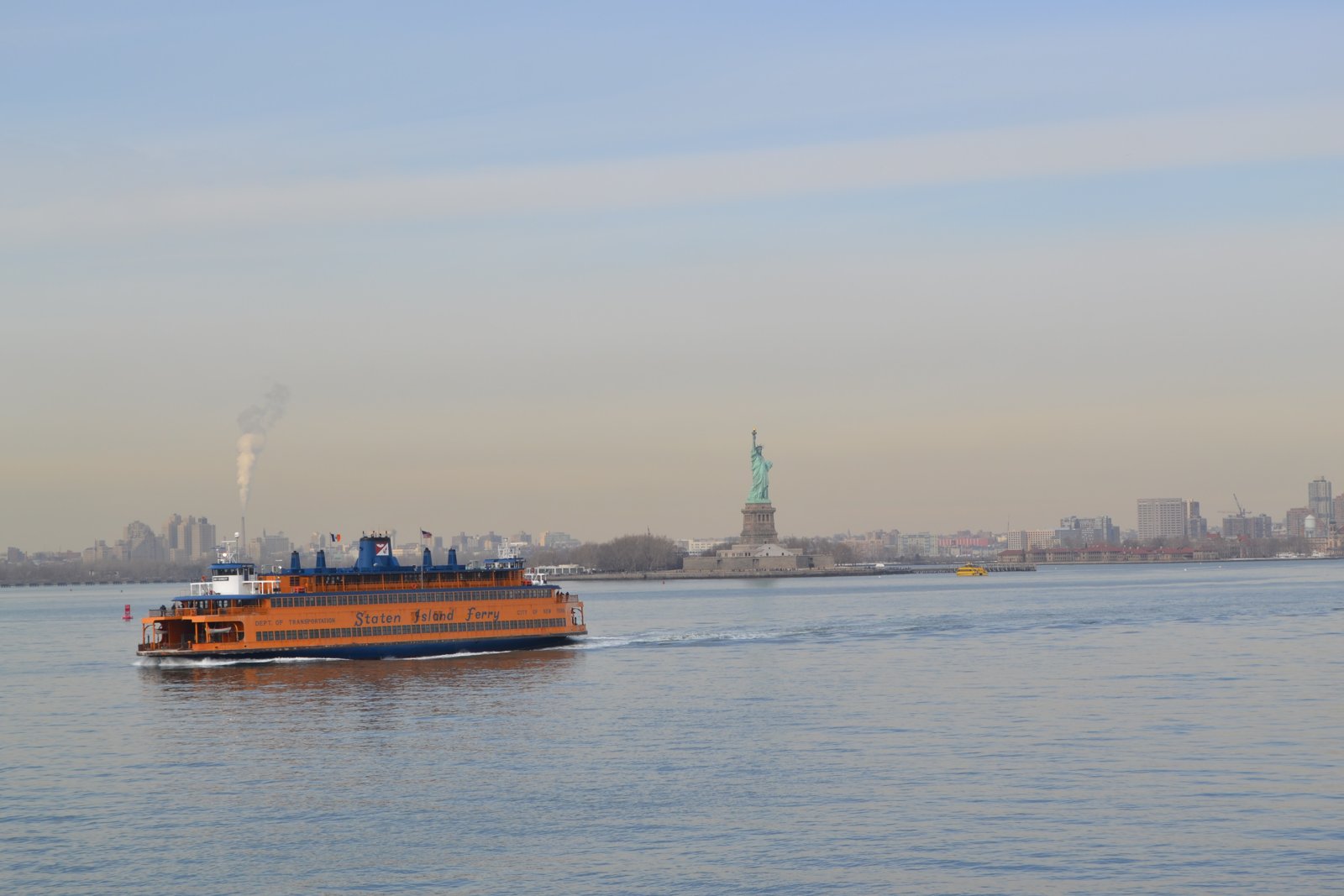 El ferry a Staten Island, con la Estatua de la Libertad de fondo